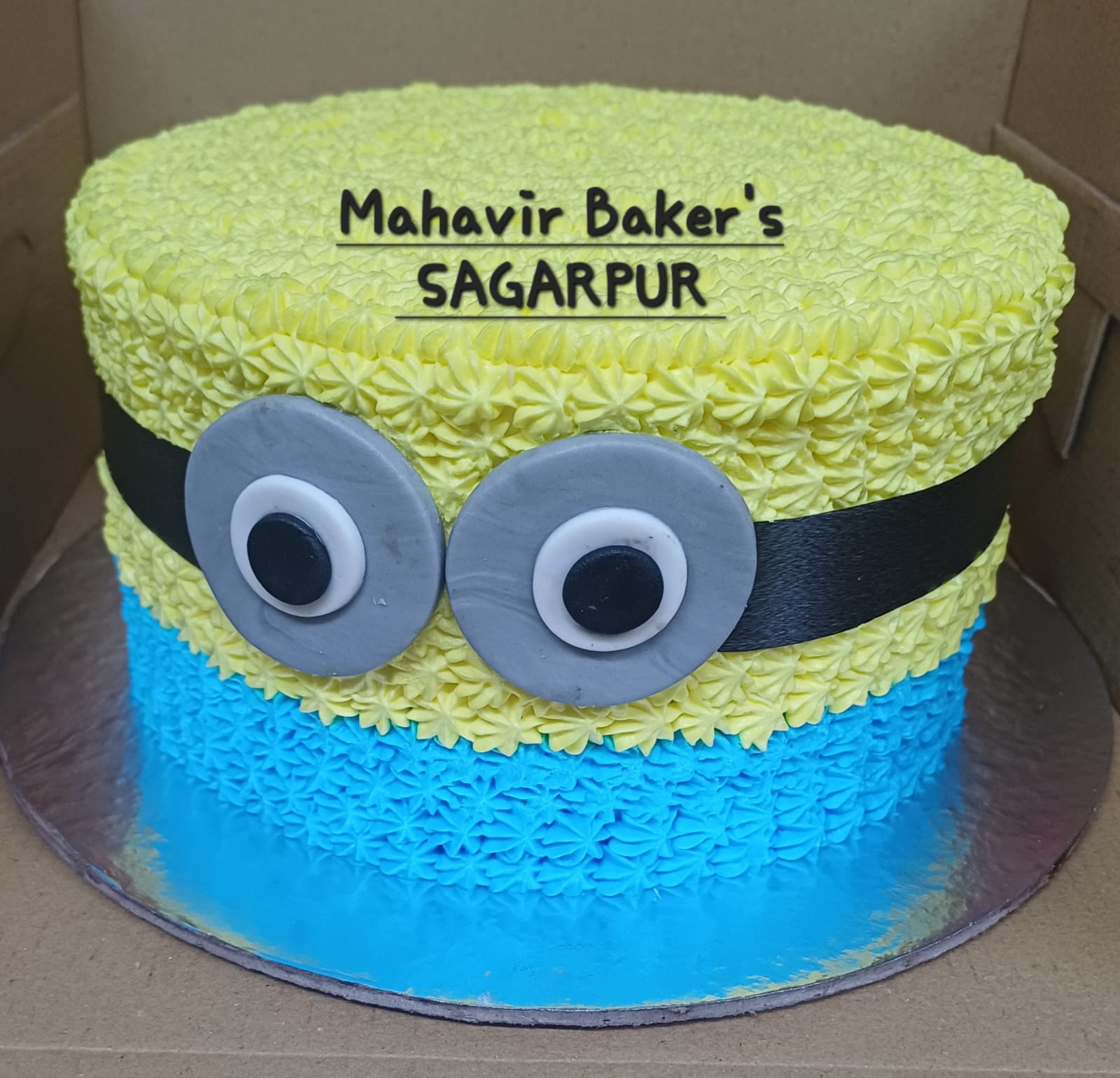 Minion's theme cake